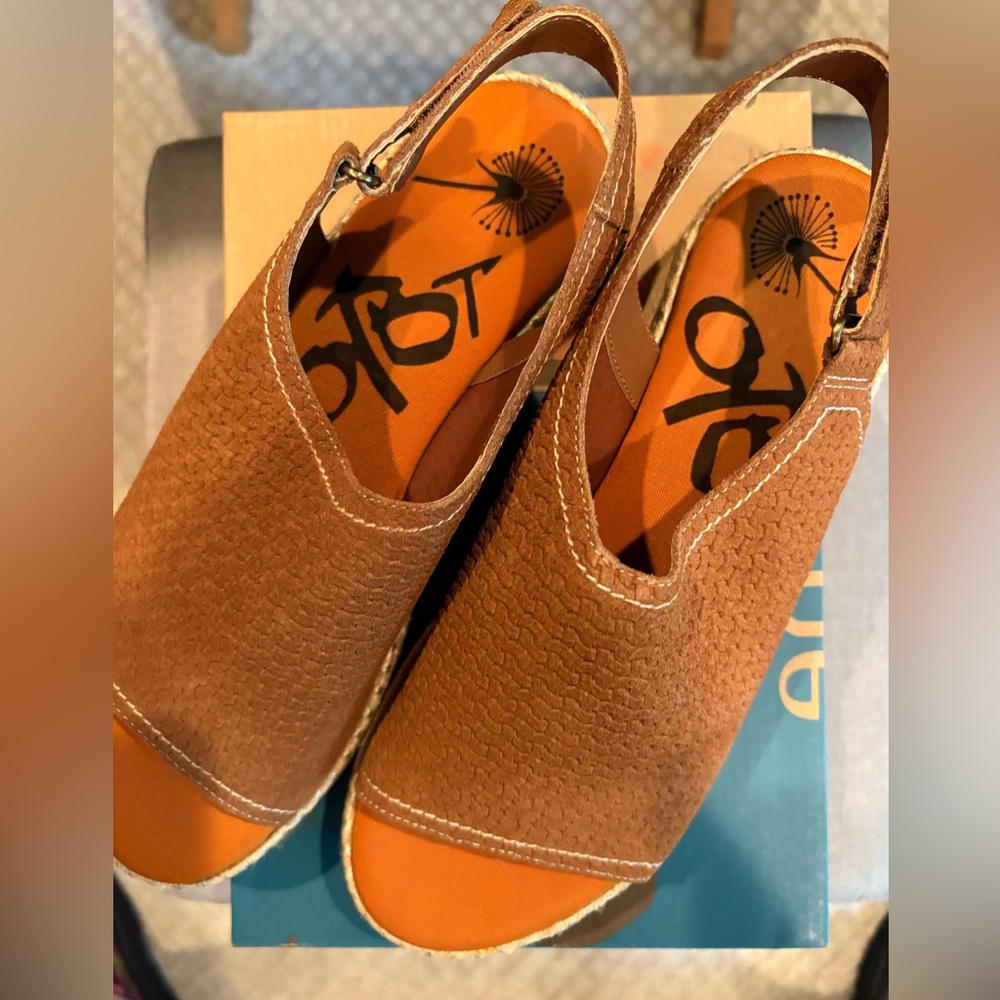 OTBT Women's Tan Slingback Sandals